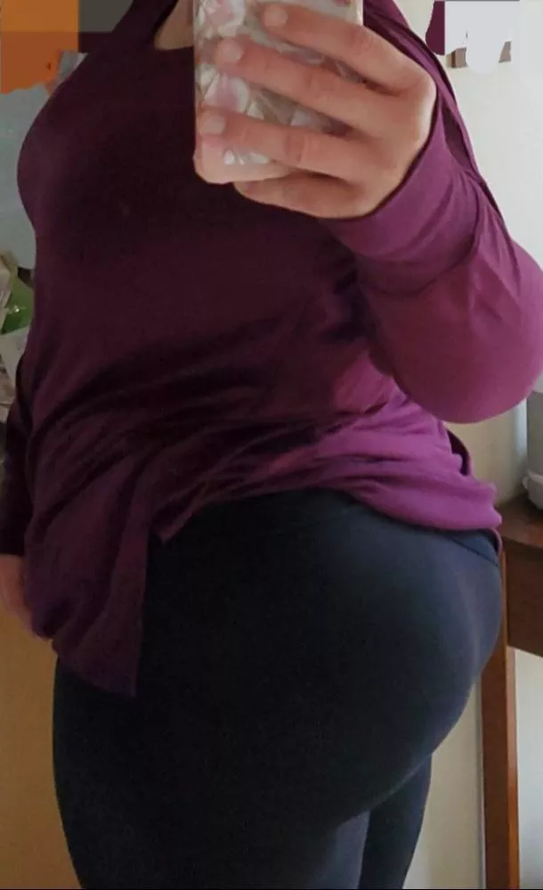 Look at my thick ass! posted by riskyrachel69