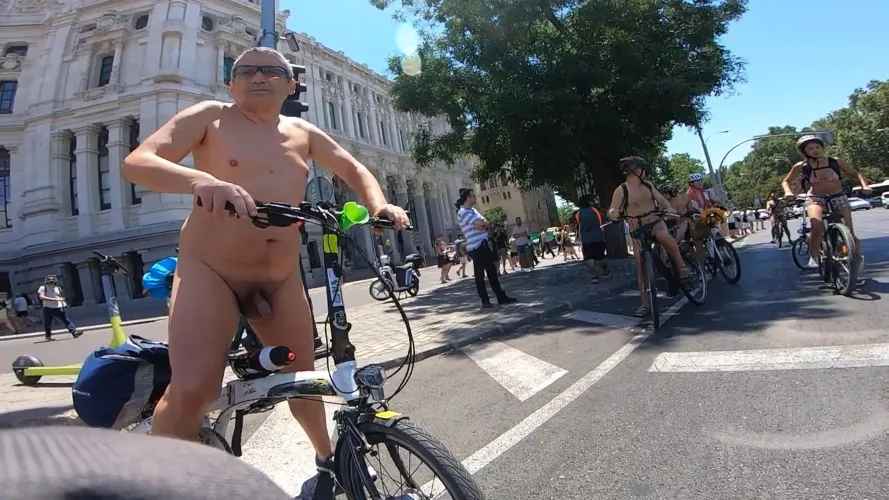 Nude in front of the Madrid City Hall (WNBR 2022) by fjvinal
