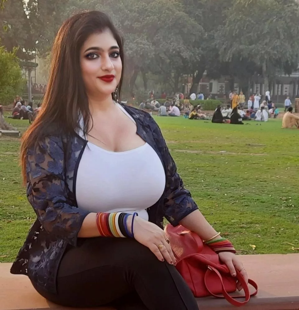 Showing some cleavage of my big boobs! posted by tanisharoysweet