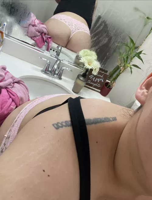 Snuck away to show the 🍑 by Michipeachy3