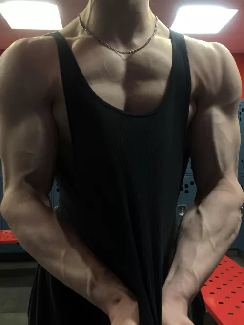 veiny 🥵 hmu for content by bobbydeitz