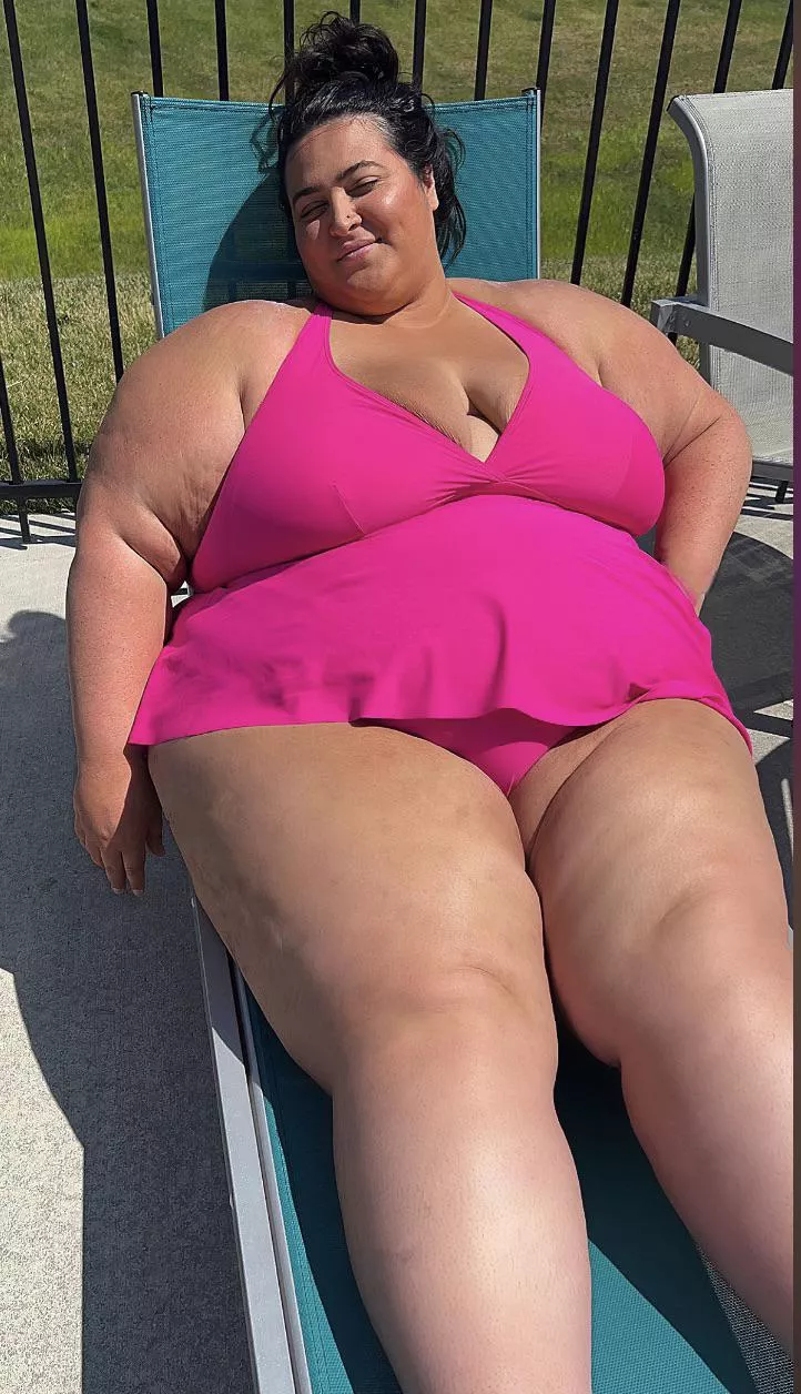 Definitely needed 2 of these pool chairs under me 😅 posted by TheBigAssBBW