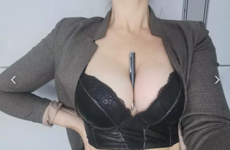 Excuse me Sir... Need a pen? by naapurinnellisi