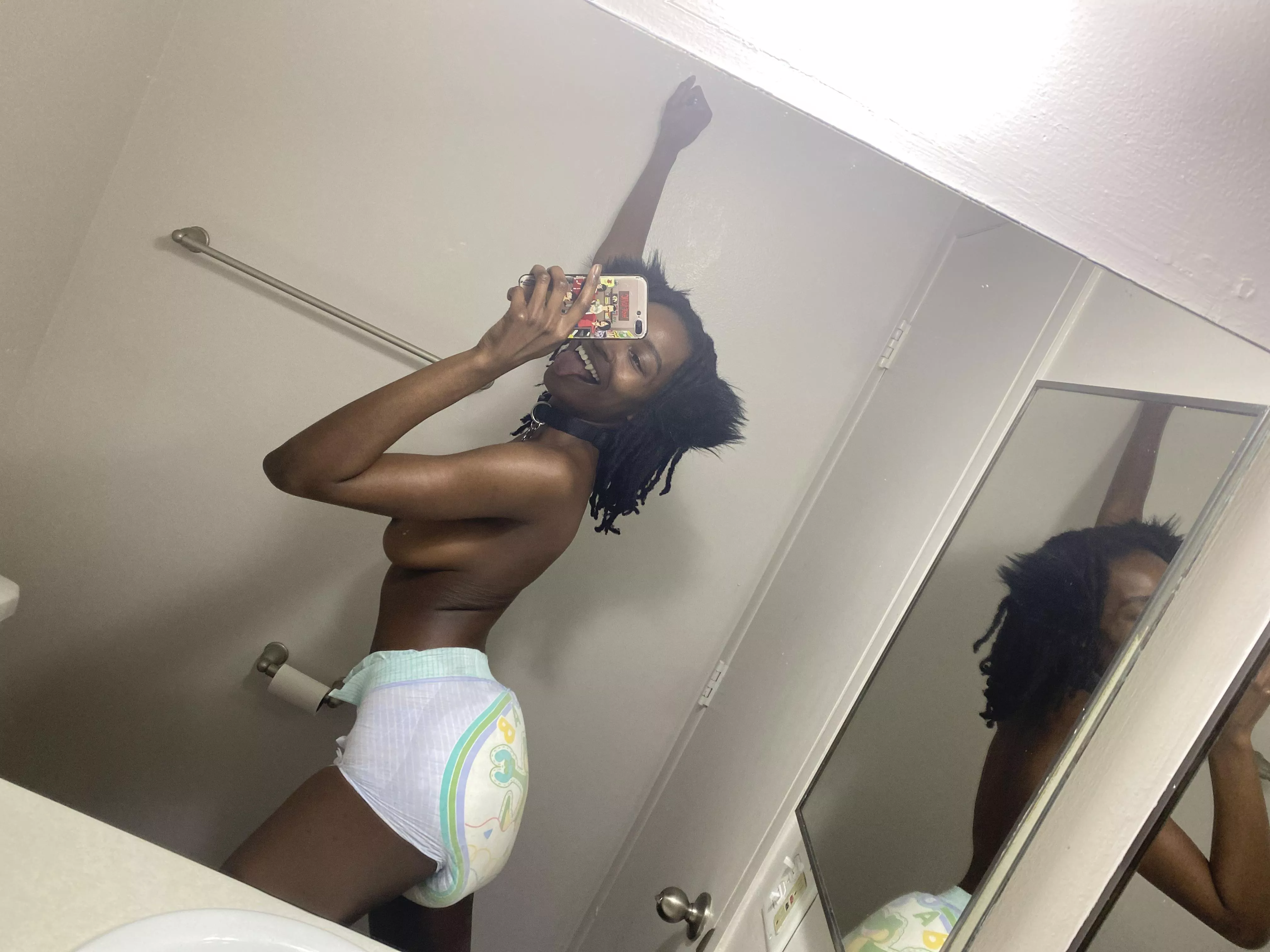 Saggy Diaper Mirror Selfie!💞🐾 Have a good day everyone and remember to smile! posted by Paddedpuppy_