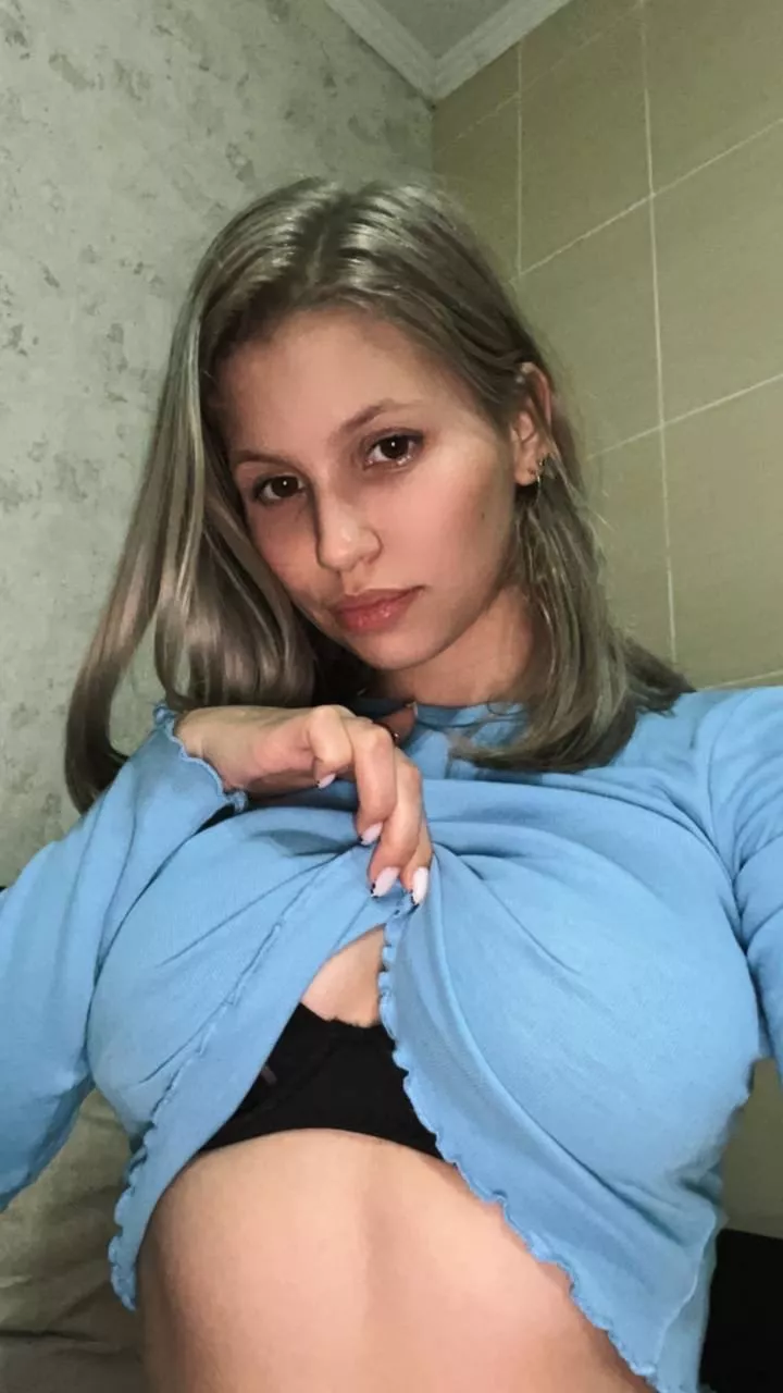 Tanned and athletic 😏 posted by Kinder_mudo