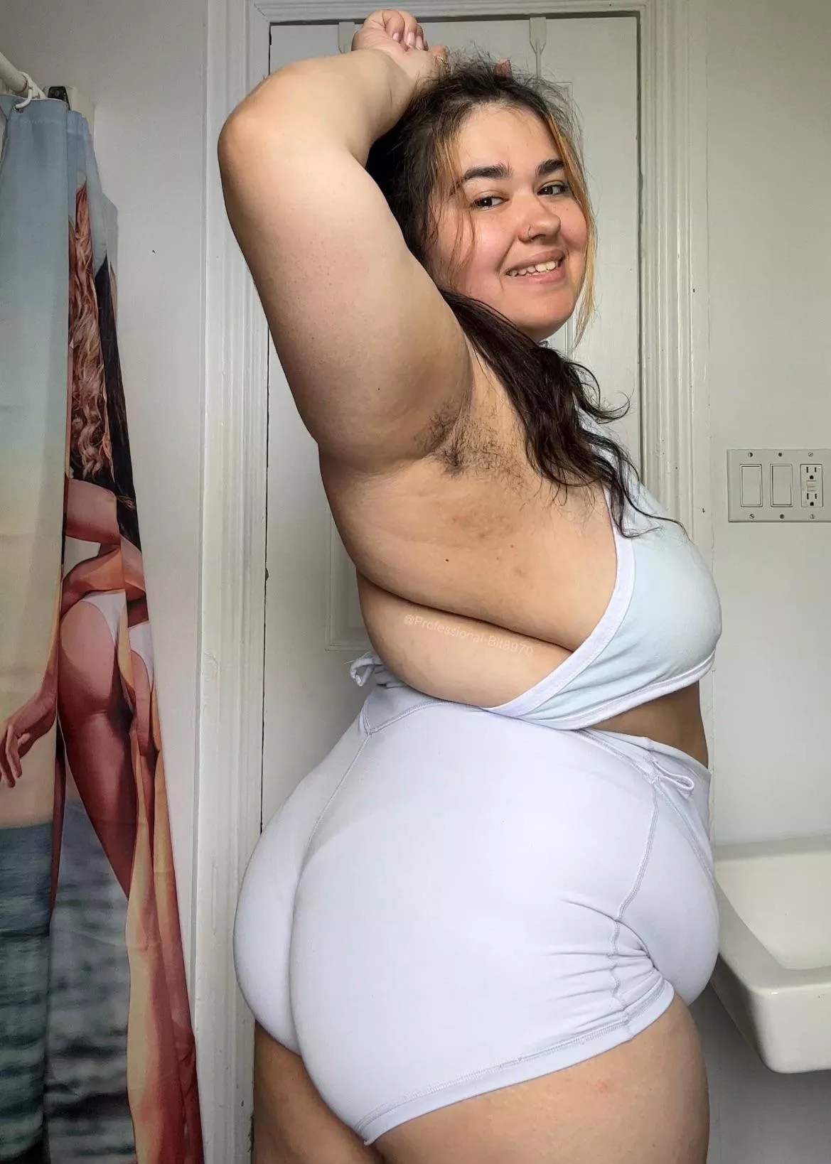 hoping y’all like chubby hairy women here🤞🏻 posted by Professional-Bit8970