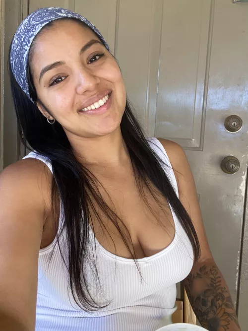 Smiles and cleavage🥰 by Deewanderer