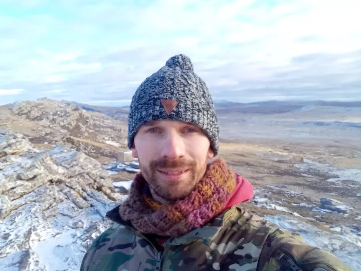 Y'all hot up there northern hem folks? Sprinkling of snow with me. Yes I'm aware I'm clashing a multicolour scarf with a camo jacket, it's how I roll 😅 posted by Beautiful-Fox-FI