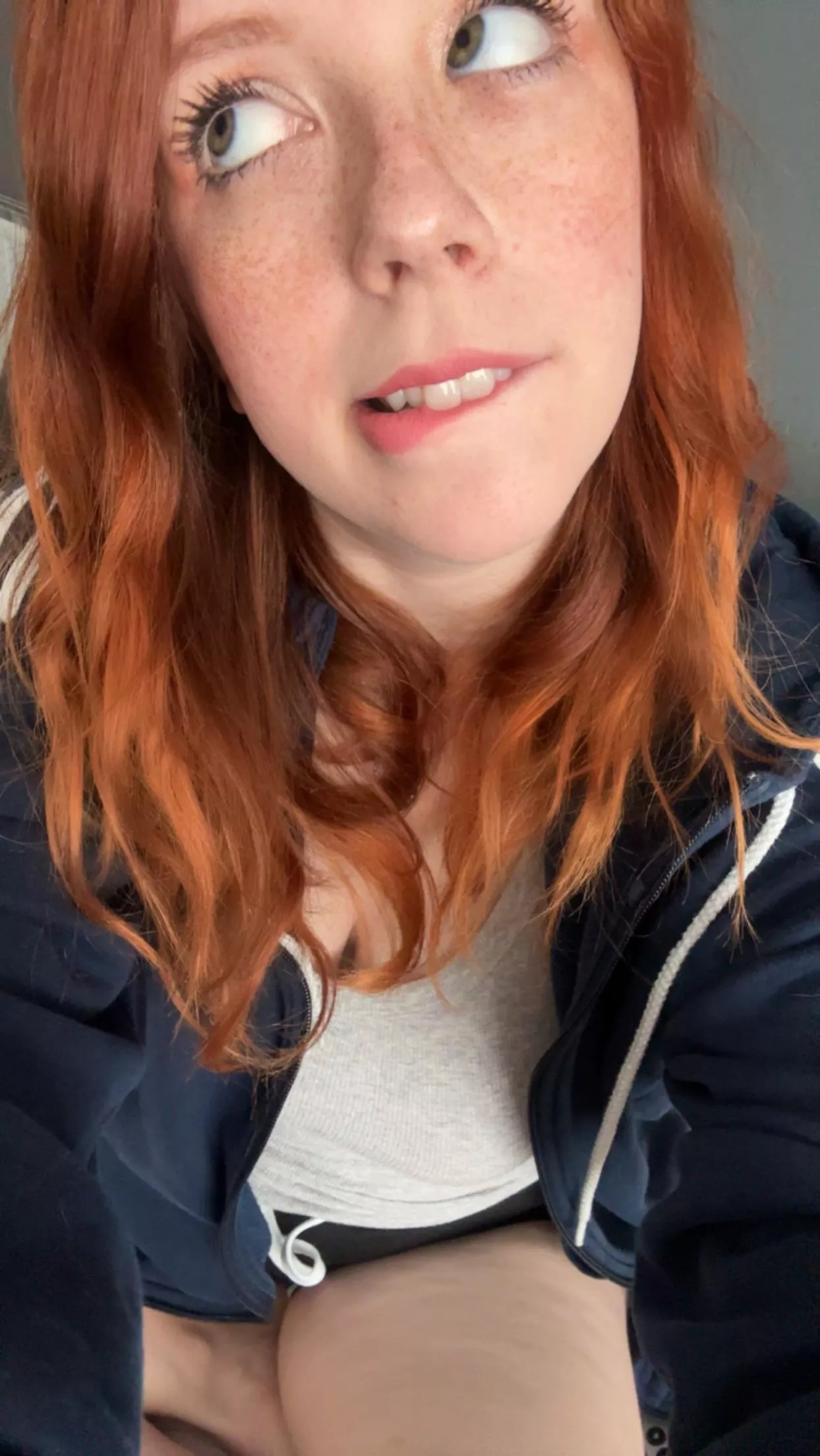 Thick thighs & green eyes [F] posted by snildeep