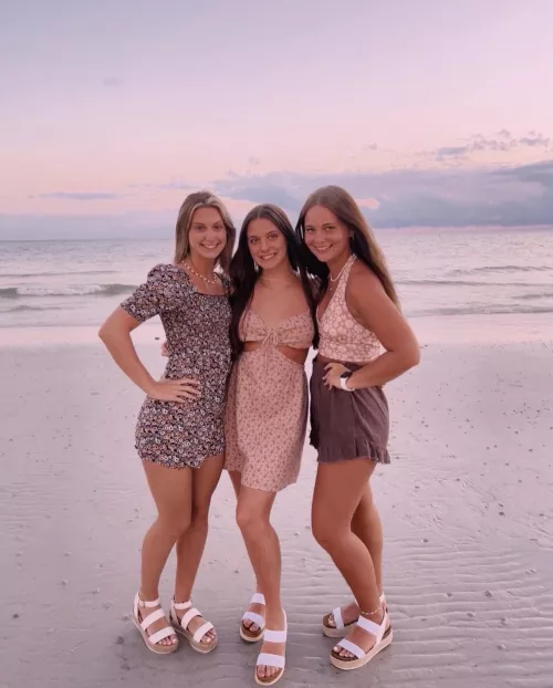 Beach girls by BingB0ngBoi