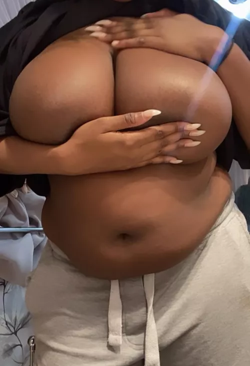 Empty belly! I need it to be full 😭💕 by One_fae