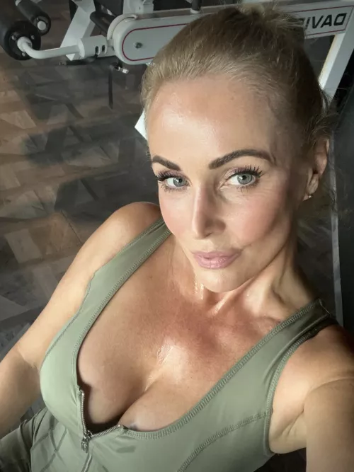 i wish all of u a sporty monday by HelplesslyLighs