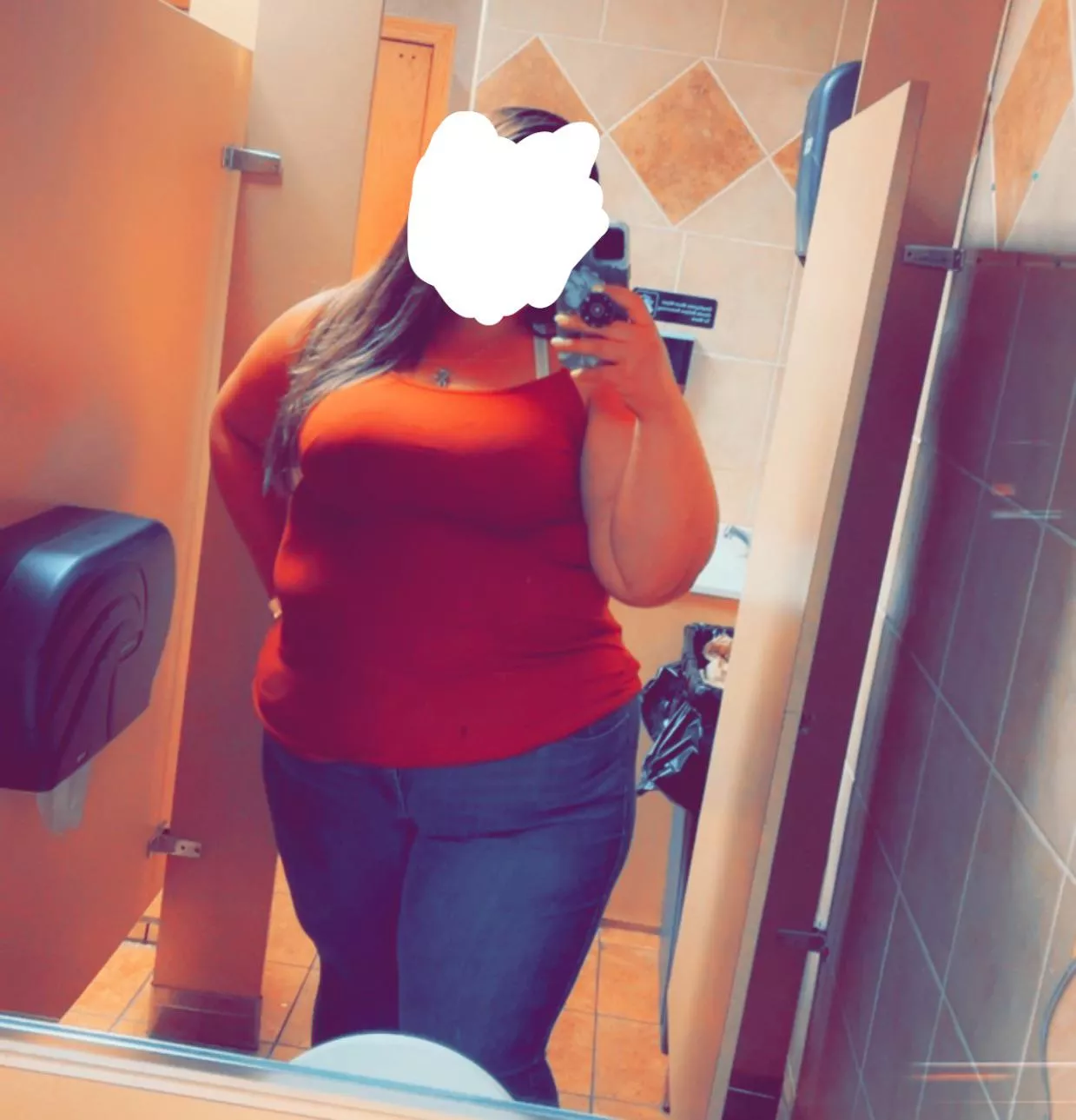 Meet me in the bathroom posted by Mandiibaby25