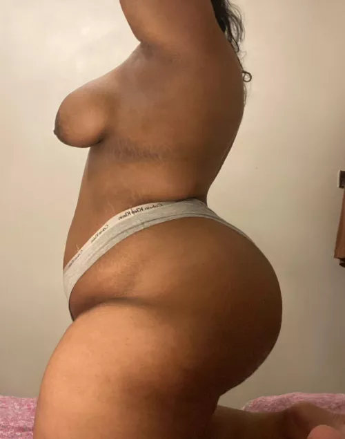 Not everyone’s favourite view but I like side pose Sundays x by queenpink22