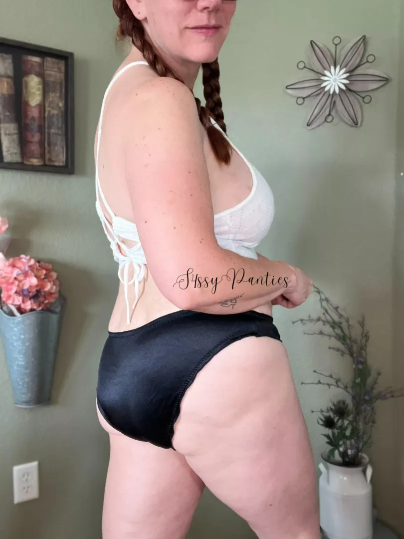 Want a little sniff and taste of this mature fet friendly redheaded milf? You know you do. Going on vacation to Vegas next week… they’ll be good and sweaty. Let’s make it happen. See pinned posts and dm to get yours. [usa][selling] starting at $30 posted by S4ssypanties