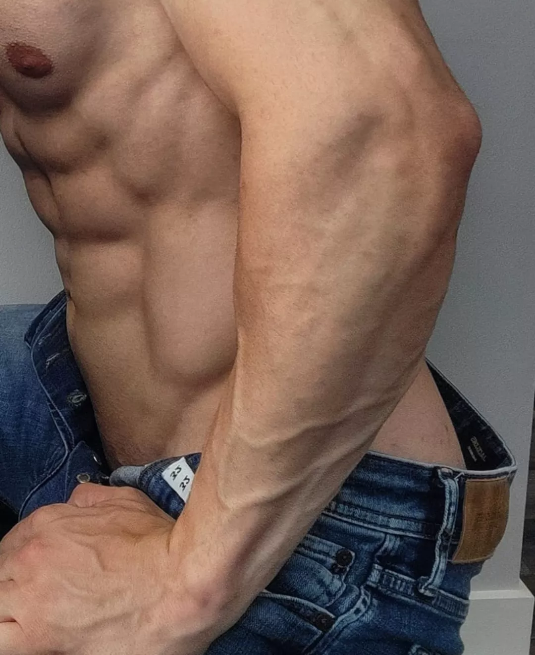 Big forearm 😜💪🏼 posted by John_fitness91