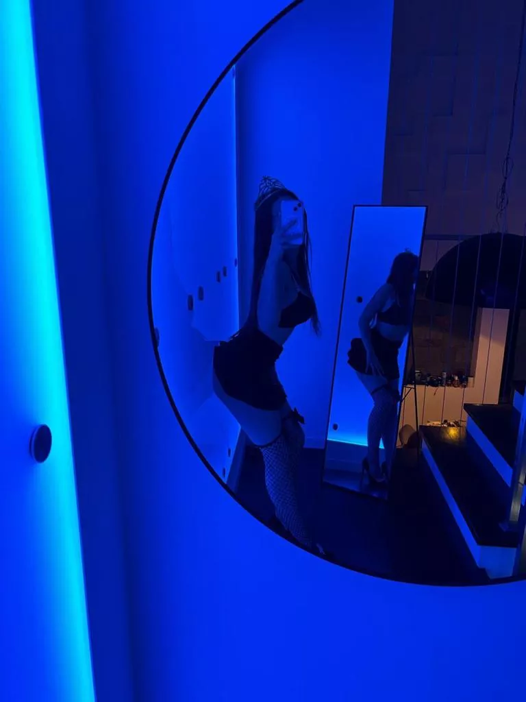 discover whats beneath my skirt ;) posted by miabrownn