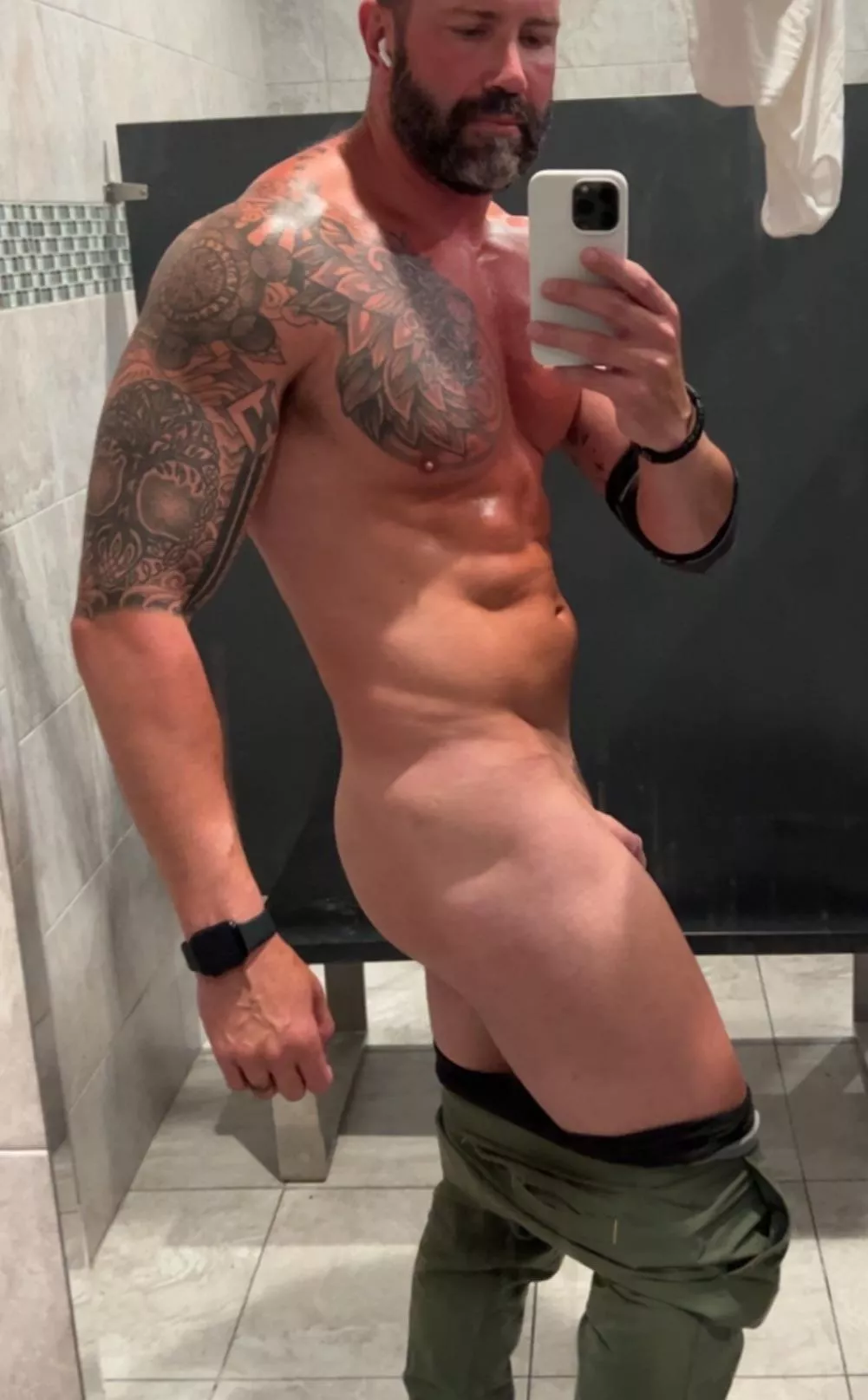 [43] I shouldn’t stand like a Sasquatch 😂 posted by thenaughtynordics