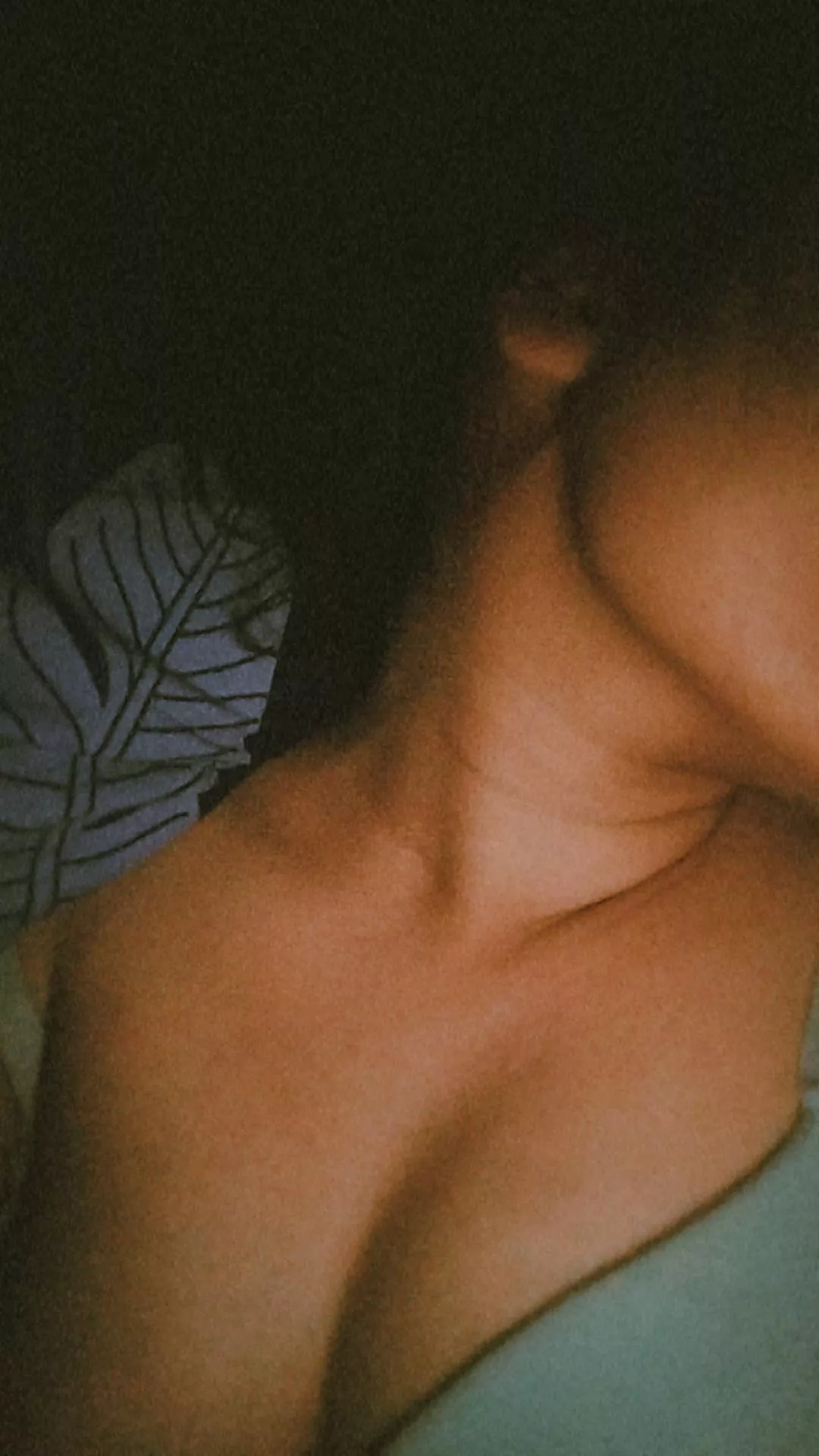 Bite me please [F] posted by Jumpy-Seesaw-610