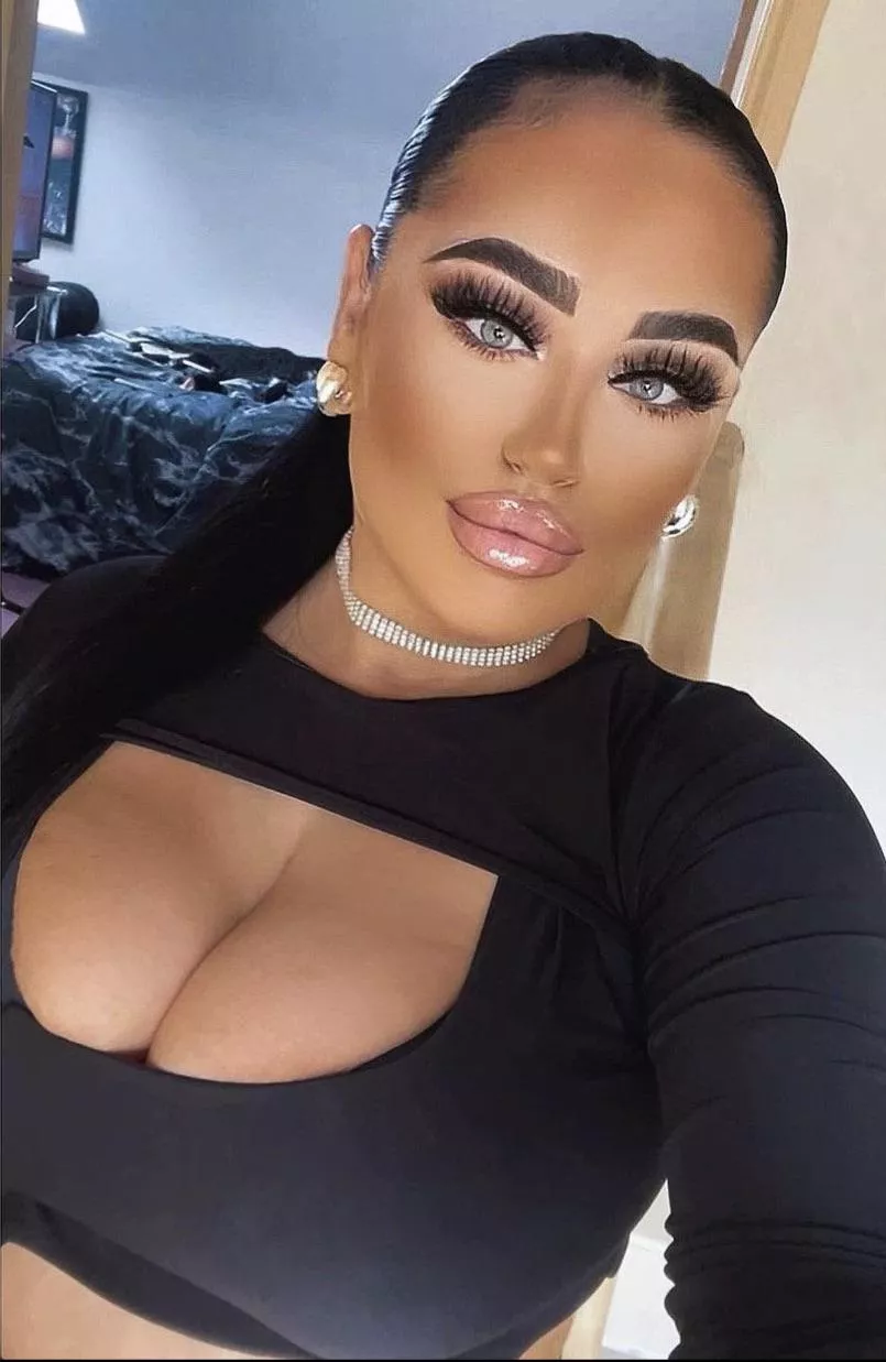 Lips and tits posted by yuhfrfrfr