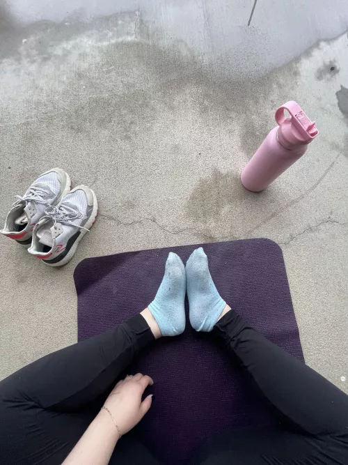 Wanna take a sniff after my workout? I could use a good foot rub too🤤 by my_prettyfeets_