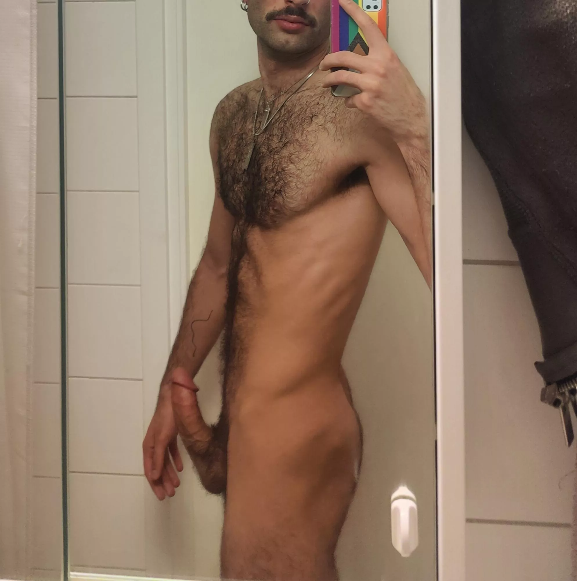 25 hairy stud for big dicks, snap: theohyy posted by theohyy