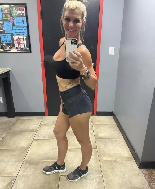 39 year old fit Mom who loves Gym selfies. by fitnesswife1983