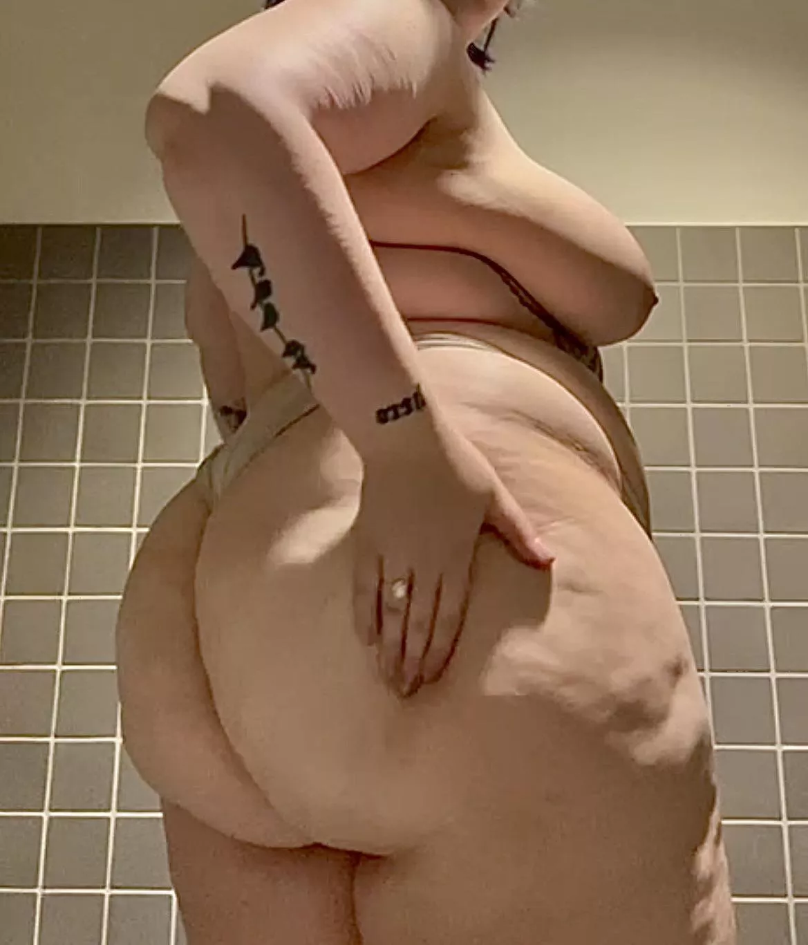 Give me a spank and watch me jiggle for days posted by CurvyGothGoddess