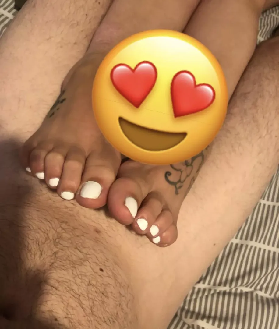 Keeping control of him 😉😜 by feet_girl84