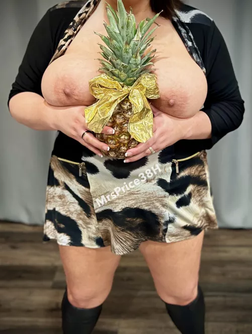 Would you like to try some pineapple? Showing off my all-natural 38H’s before hubby and I head to a party! by MrsPrice38H