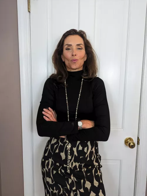 62f saying hi and want to see if you still would notice me with clothes on by Powerful_Top2905