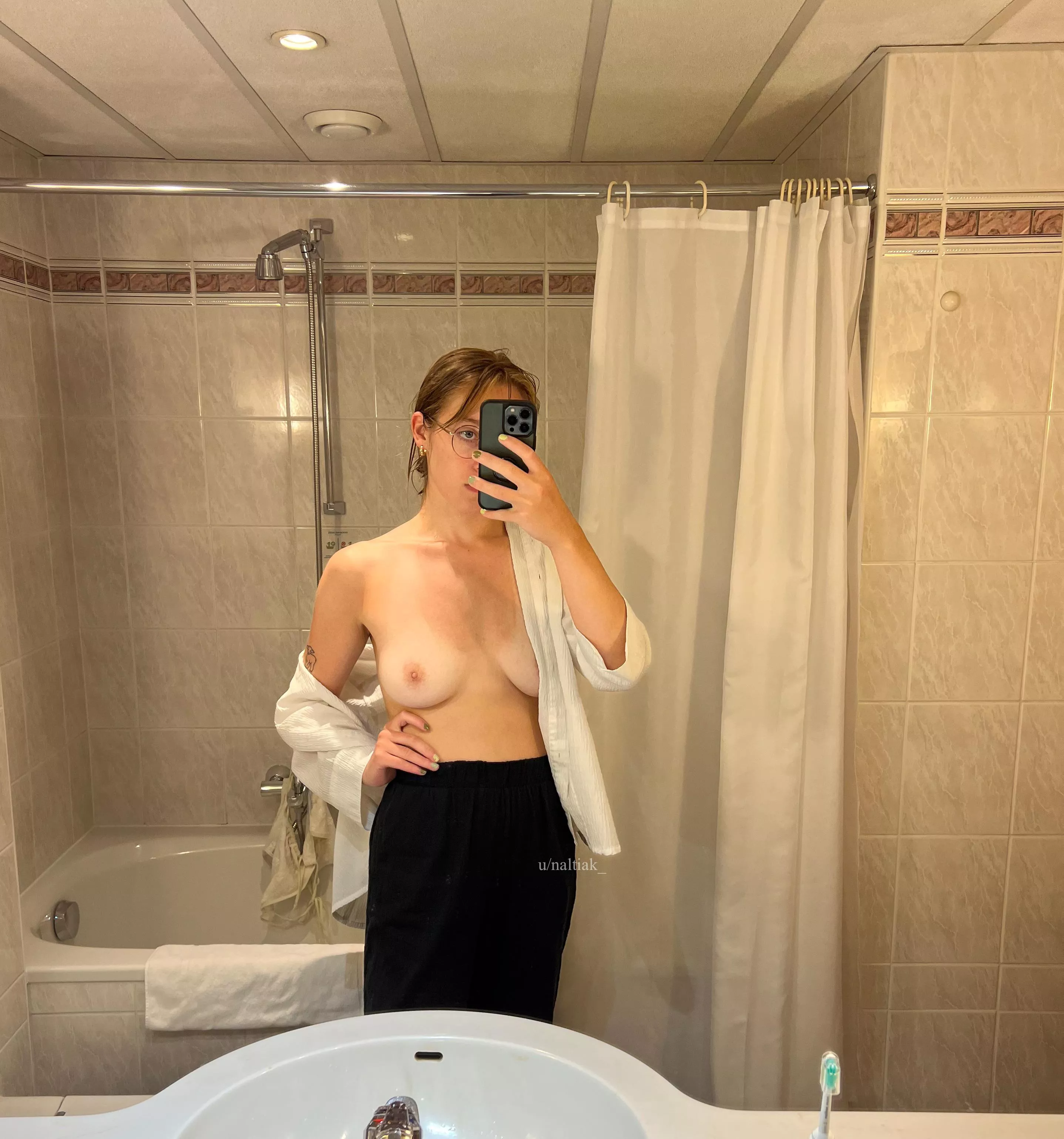 hotel selfie posted by naltiak_