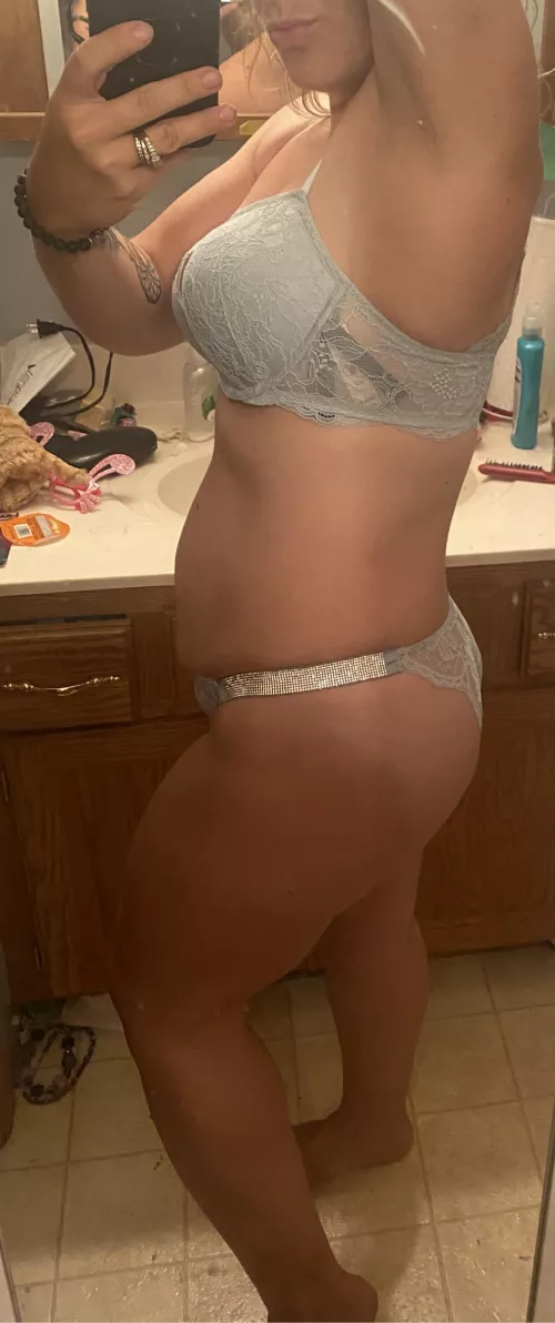 Hubby’s gone who’s ready to play? 😘😘 by Own-Sea920