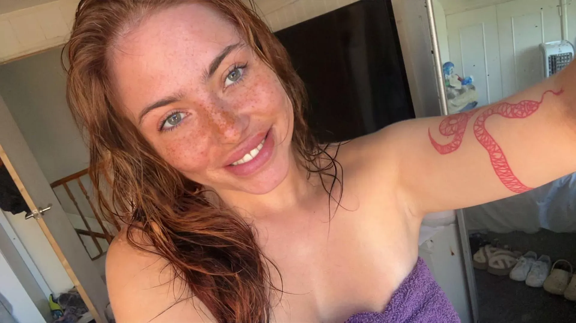 Just out the shower, showing off all my freckles;) by imnotamericanffs