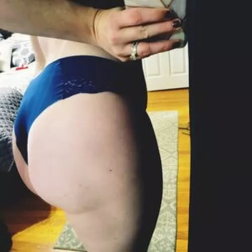 Milf booty by SalamanderOk2902