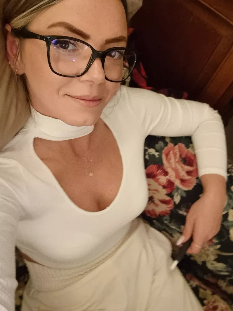 Selfie while taking a break from work posted by Beautiful-Spare8090