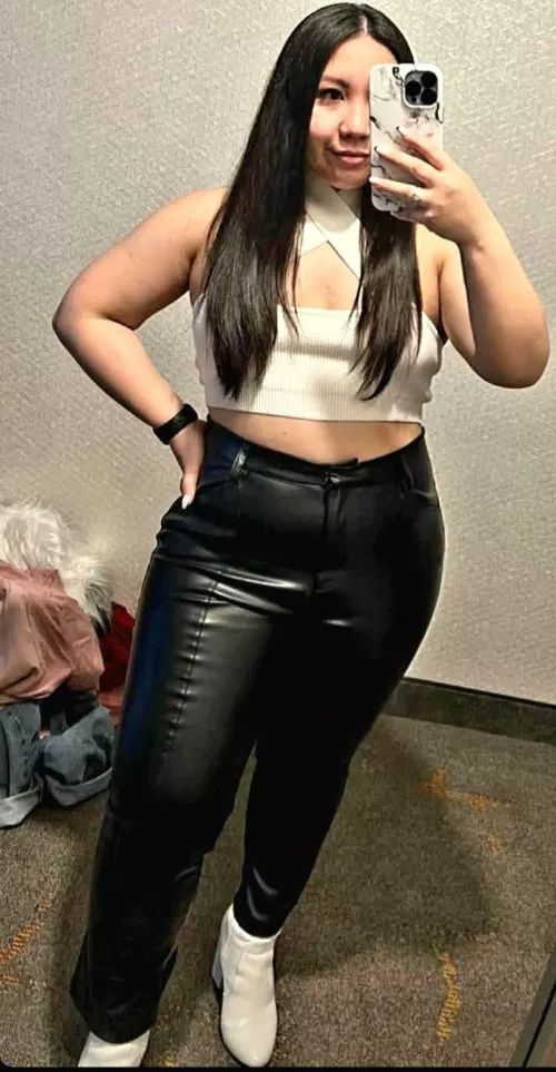 Squeeze those thighs in by LeatherBitchOwner