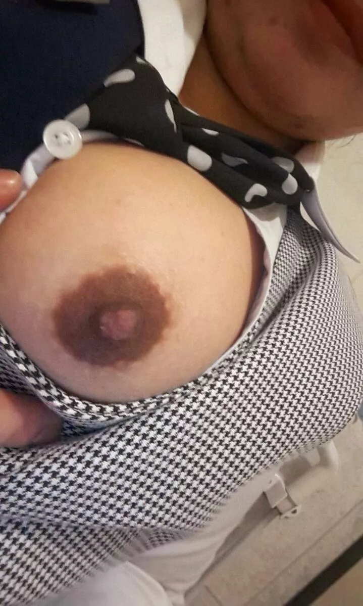 A titty flash @work [F] posted by 1nonlybabygurl