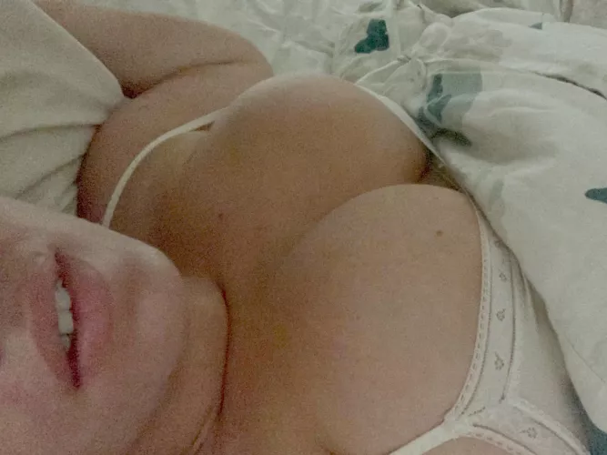 Literally woke up like this; morning, guys… [f] by Dizzy-Cabinet-5414