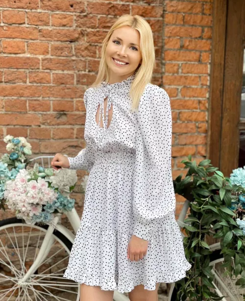 Feeling good in white by Valtheblond