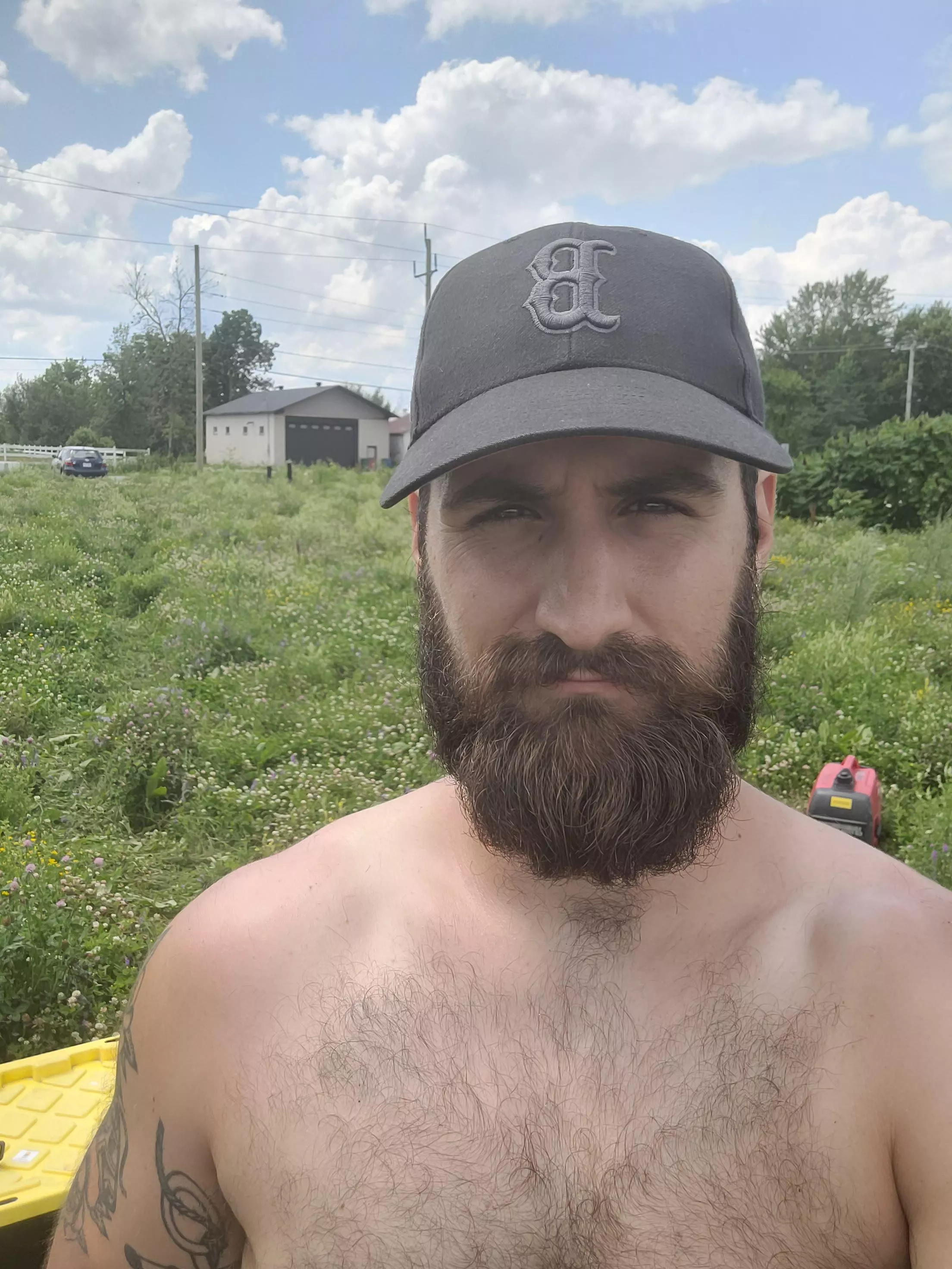 Hard working hairy chested guy 🤟 posted by HotBerserkr