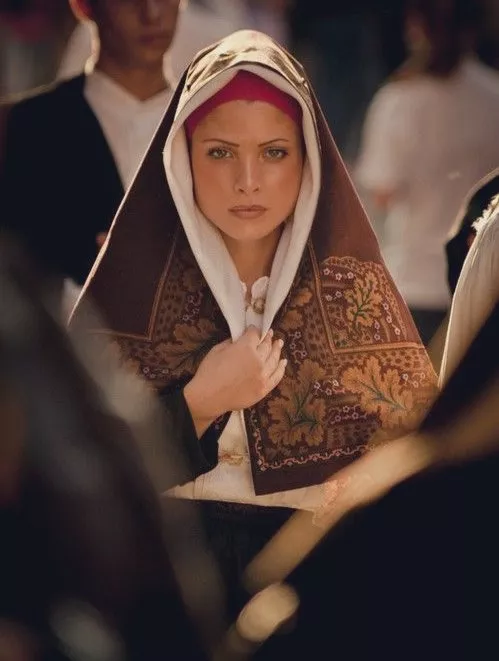 Italian girl posted by cliptemnestra