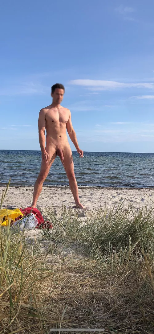 A leakage on the beach by Eventyr88