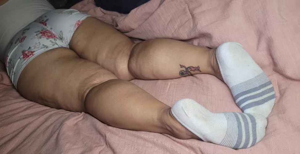 Big booty, thick thighs, and dirty socks 😊 by robo0008