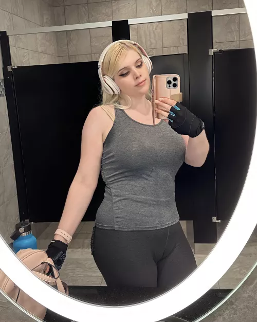 Do you like femboys who lift heavy? 😋 by amandaraesfw