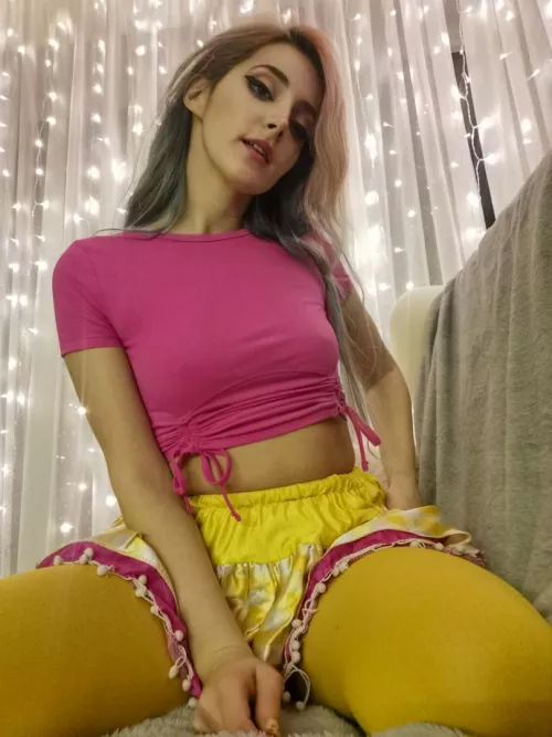 No bra, no problem by miremi137