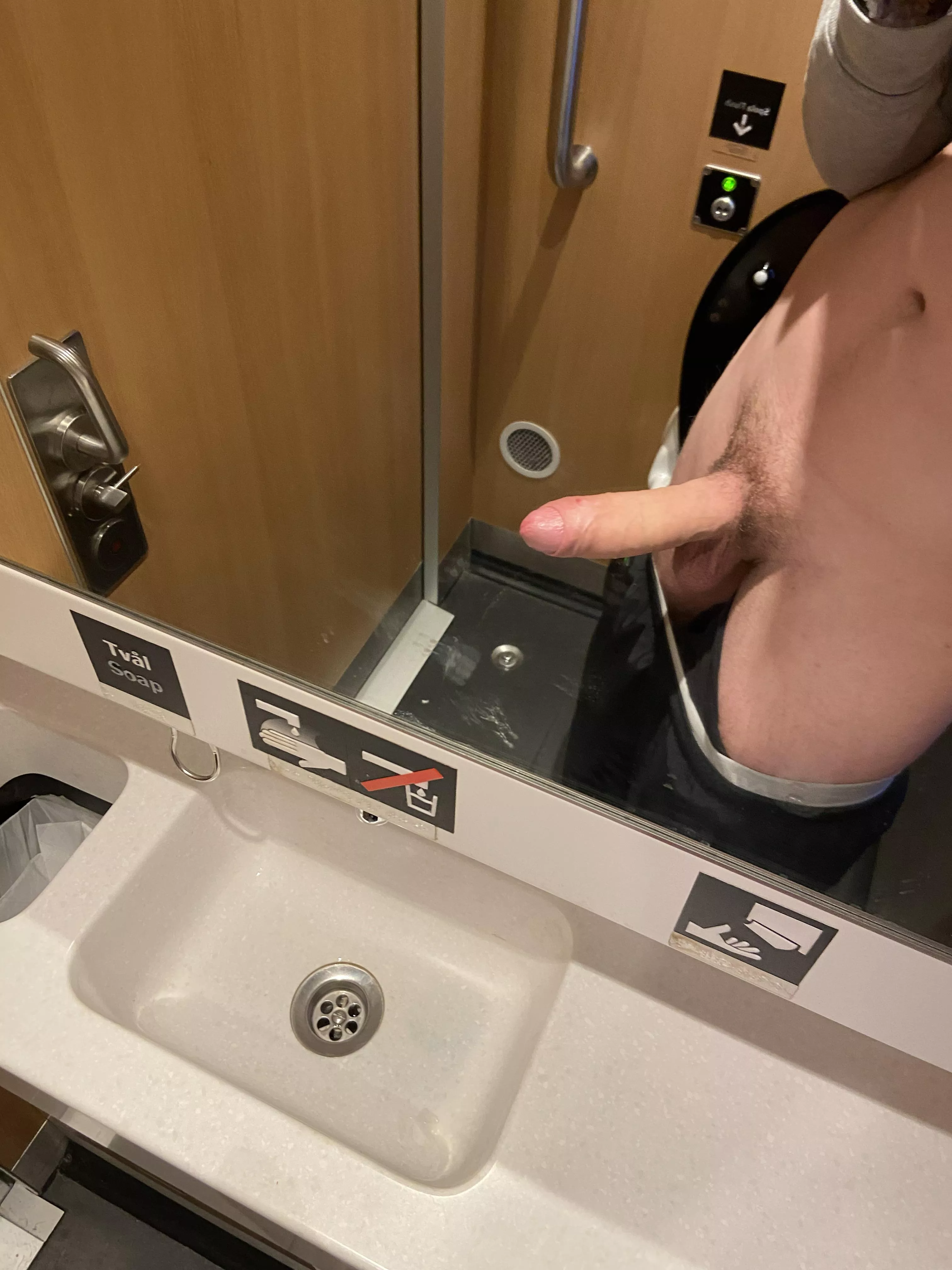 19 twink, looking for college bros to have fun with @matejjac0 posted by InterestingAd9664