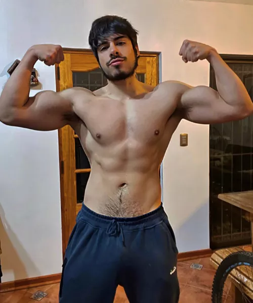 Flexing by Angelo_rmni