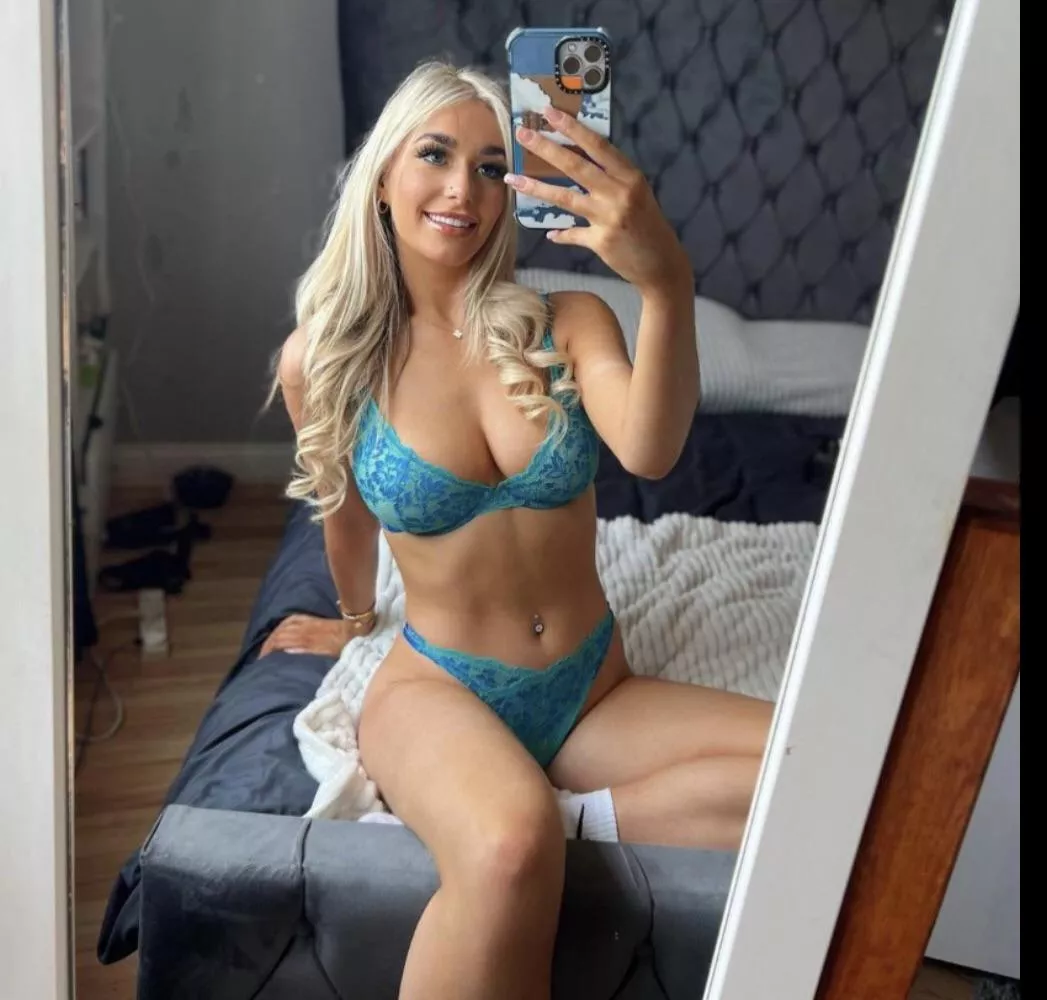 Hot blonde posted by cashcati