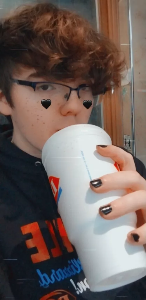 I don't get to paint my nails often but it makes me feel prettier ❤️ by gogeta224